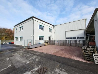 Direkt an der B16: Wohn-/Geschäftshaus mit Halle