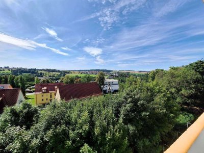 Hereinspaziert! Lasst euch in dieser 2-Raum-Wohnung mit Südbalkon u. Ausblick ab sofort...