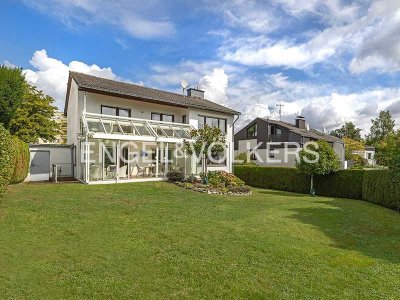 Lichtdurchflutetes Familienhaus mit herrlichem Garten in ruhiger Lage