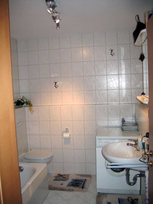 Schöne und vollständig renovierte 3-Raum-DG-Wohnung mit EBK in Regen