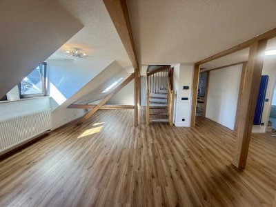Sonnige 3 Zimmer Maisonette Wohnung mit EBK, Dusche und Eckwanne