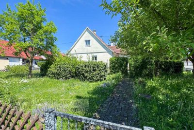 Großes Einfamilienhaus mit großem Garten und Garage!