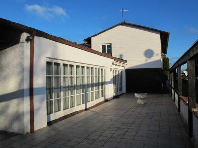 Charmantes Einfamilienhaus mit spannender Architektur

*Garten, Terrasse, Freisitz und Doppelgarag