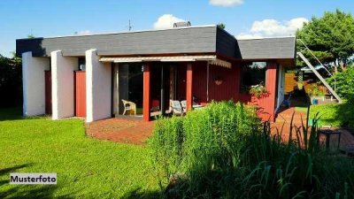 Komfortables Einfamilienhaus mit überdachtem Schwimmbecken