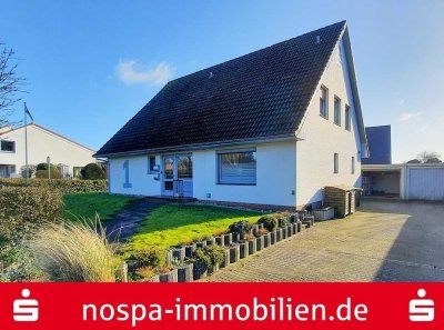 Nur wenige Schritte bis zur Eider: Teilunterkellertes Wohnhaus mit Einliegerwohnung und zwei Garagen