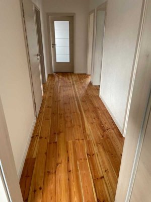 Attraktive, helle 4-Zi.-Wohnung im 1. OG eines 2-Familienhauses - Stadtteil Münchner Straße