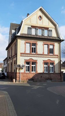 Schöne Wohnung mit drei Zimmern im stilvollem Gebäude