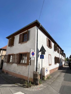 Urigers Bauernhaus mit Hof und Scheune