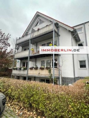 IMMOBERLIN.DE - Adrette Dachgeschosswohnung mit 3 Balkons + 2 Pkw-Stellplätzen in grüner Ruhiglage