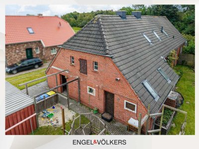 Fehnhaus-Hälfte in ruhiger Lage mit Garten und Ausbaupotenzial