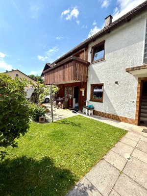 Bachlage, modernisiert, 3-Zi.-Terrassen-WHG + Wohn-Nutzfläche im DG (zwei Räume, Sauna) + Garage
