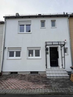 Komplett entkerntes Reihenhaus in ruhiger Lage von Seckbach