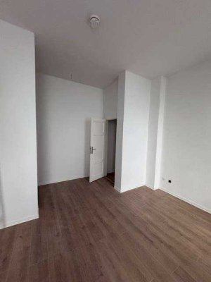 Kleine 1 Raum Wohnung mit Wannenbad - neu renoviert