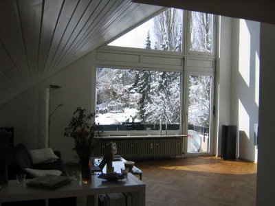 ruhige Dachgeschoss Wohnung mit großen West-Giebelfenster