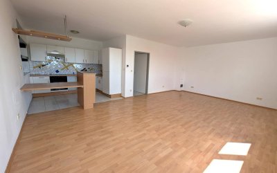 SONNIGE 2 ZIMMER WOHNUNG mit Parkplatz vor der Türe