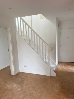Kernsanierte und sonnige 4‑Zimmer Wohnung mit Balkon und Garage in Hamburg-Rahlstedt