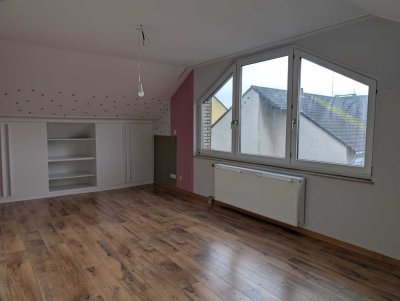 Gepflegte 4-Zi-Maisonette-DG-Wohnung mit Garten, Garage und Blockhaus (2 Parteien-Haus)