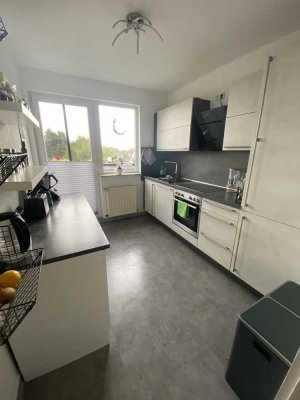 Vollständig renovierte Dachgeschosswohnung mit drei Zimmern sowie Balkon und EBK in Waltrop