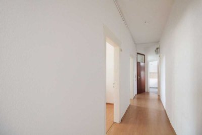 Bezugsfreie Hochparterre-Wohnung mit hohen Decken und zentraler Anbindung