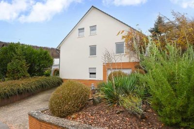 Alfeld-Dehnsen: Großzügiges Familienparadies in Hanglage mit weitläufigem Grundstück