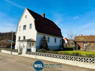 Modernisiertes Einfamilienhaus mit schönem Garten, Doppel-Carport und großem Schopf in Frickenhausen