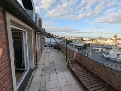 Weiträumige & Helle 2-Zimmer-Wohnung mit großem Balkon + Aufzug, im Herzen der Innenstadt