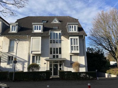 Lichtdurchflutete, renovierte Maisonette mit EBK und Dachterrasse in ruhiger Lage von BGL-Hand
