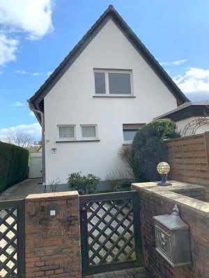 OF-Rosenhöhe, Freistehendes Einfamilienhaus mit Garage und großem Garten am Waldrand, 140 m² Wohnfl