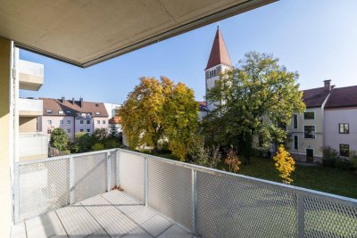 Luxury Living in Wiener Neustadt! Hochwertig möblierte 3-Zimmer-Wohnung zwischen Bahnhof und Innenstadt | Sofort bezugsfertig | Freier Grünblick | Große Glasfronten, Balkon &amp; Loggia | Tiefgaragenplatz