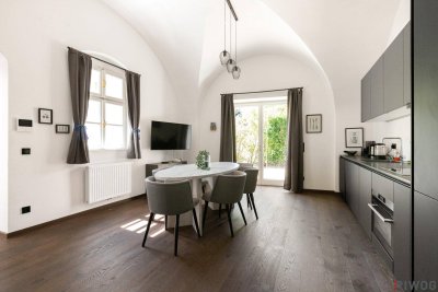 115,42 m² Design-Altbau mit Gewölben &amp; Eigengarten-Terrasse sowie Poolnutzung – elegante Wohnküche, XL-Regendusche