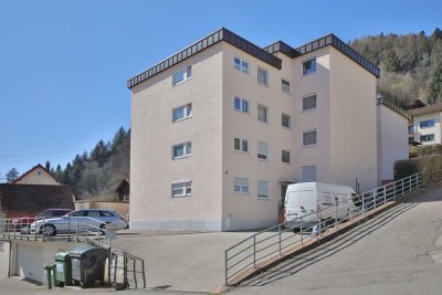 Sonnige 3-Zi-Wohnung mit Tiefgaragenplatz in Bestlage von Bad Wildbad – Ihr neues Zuhause mit Charme