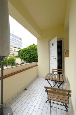 Gut geschnittene,  2,5 Raum Altbauwohnung mit Loggia und gr. Wohnküche!