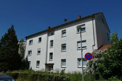 Sehr gepflegte Wohnung mit praktischem Zuschnitt sowie Balkon und Garage