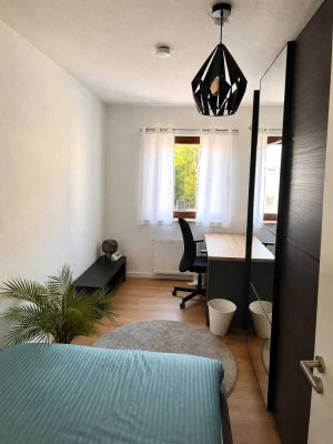 FRAUEN-WG | Erstbezug nach Sanierung | Hochwertig möbliert | Westend-Flair in Top Lage