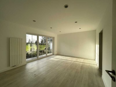 Schöne 2 Zi Wohnung 60 m2 , frisch renoviert mit neuer Einbauküche und Blick ins Grüne
