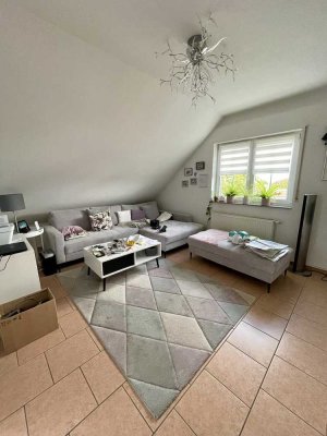 Attraktive 4-Zimmer-Wohnung mit Einbauküche, Balkon und zwei Außenstellplätzen