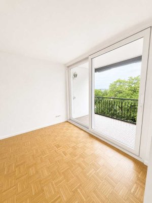 Frisch renoviert | 2 Zimmer | Balkon | neue Küche | Bad mit Wanne & Dusche | Aufzug