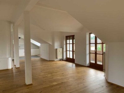 Modernisierte 4-Raum-Wohnung mit Balkon in Tüßling