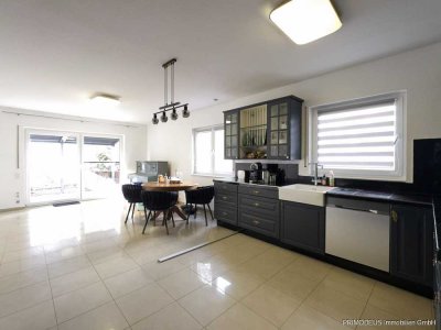 Schöne Doppelhaushälfte mit Garten, Dachterrasse und zwei Stellplätzen in ruhiger Lage!