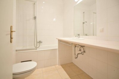 Charmante Altbau-Wohnung in denkmalgeschütztem Haus | sehr gepfleger Zustand