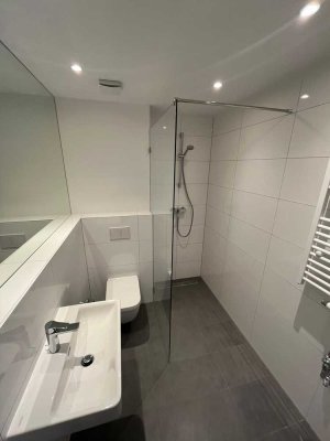 Geschmackvolle, sanierte 2-Raum-Wohnung mit geh. Innenausstattung mit Balkon und EBK in Düsseldorf