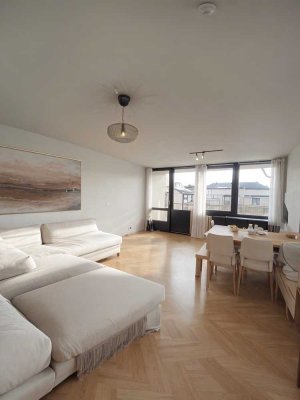 Neuwertige Wohnung mit zwei Zimmern sowie Balkon und Einbauküche in München