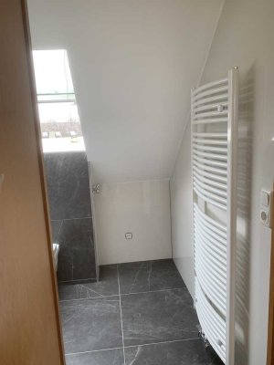 Stilvolle, neuwertige 2-Zimmer-DG-Wohnung mit Einbauküche in Mühlheim am Main