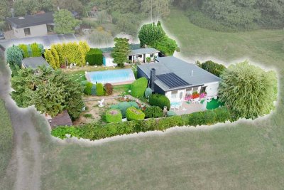 Wohnoase im Grünen: Bungalow mit Pool und besonderem Garten in Dresden-Nord