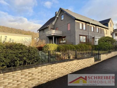 Großes Ein- / Zweifamilienhaus mit 3 Garagen in Biedenkopf - Wallau zu verkaufen