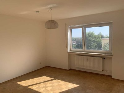 Renovierte, helle 3-Raum Wohnung mit Ausblick ins Grüne von privat