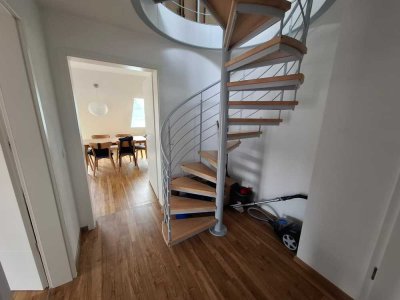 Gehobene teilmöblierte 3-Zimmer-DG-Wohnung mit 30qm Dachspitz und EBK