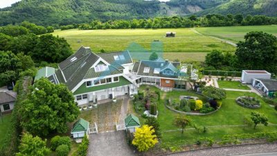 Beindruckendes und großzügiges Landhaus mit zweitem Wohnhaus in Feldrandlage von Battenberg-Dodenau!