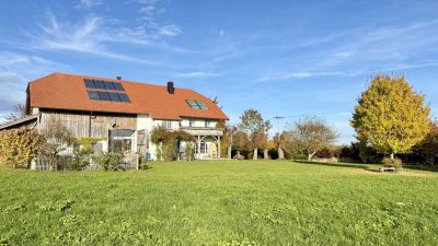 Zauberhafte Landhausvilla mit Künstlerwerkstatt, großzügigen Rückgebäude, Bergblick, Seenähe