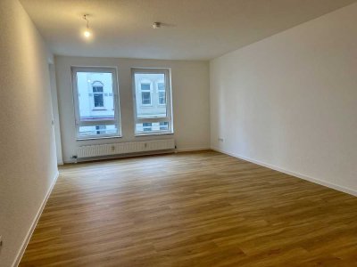 Frisch renovierte 4-Zimmer Wohnung mit Wintergarten in der Südstadt !